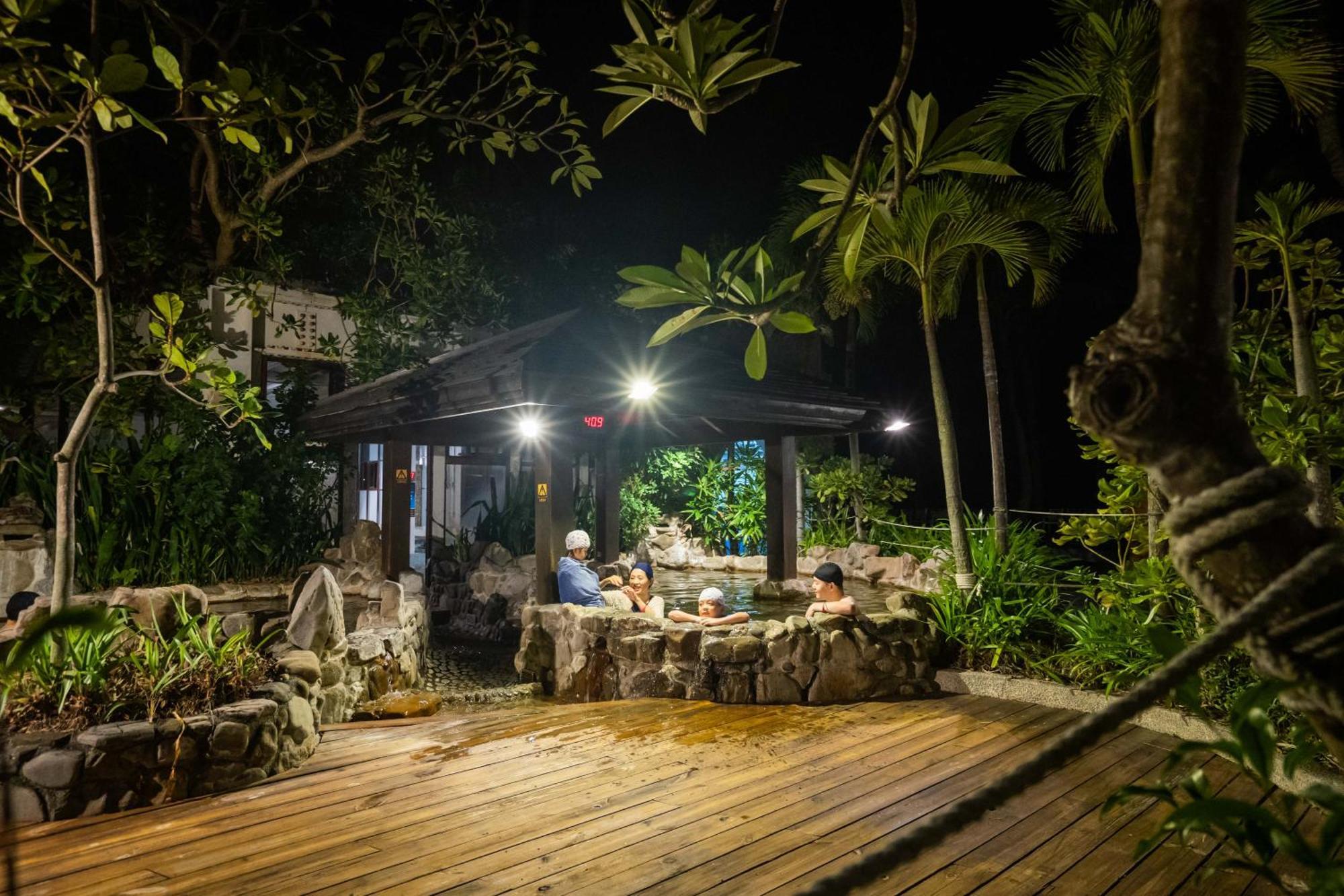 Yoho Beach Resort Kenting Heng-ch'un Exterior foto A hot spring in Taiwan